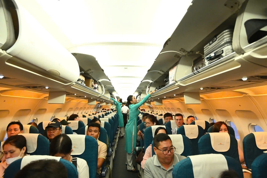 Nhà ga T3 sân bay Tân Sơn Nhất khai thác chuyến bay thương mai đầu tiên