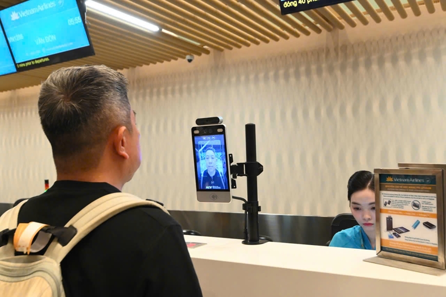 Nhà ga T3 sân bay Tân Sơn Nhất khai thác chuyến bay thương mai đầu tiên
