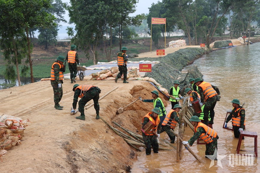 Tham quan thực hành khắc phục sự cố vỡ đê, hồ, đập