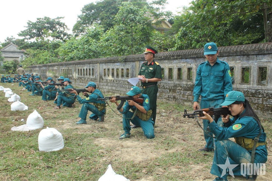 Dân quân huyện Thủy Nguyên (nay là thành phố Thủy Nguyên) huấn luyện bắn súng. Ảnh đơn vị cung cấp
