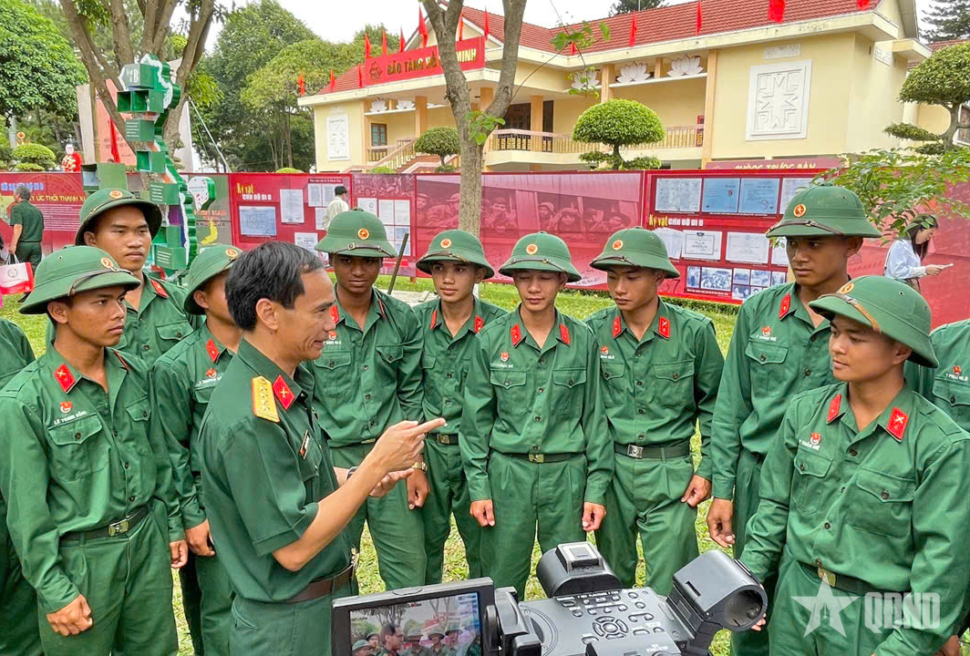 Gia Lai: Triển lãm tài liệu lưu trữ kết hợp trao trả hồ sơ cán bộ đi B