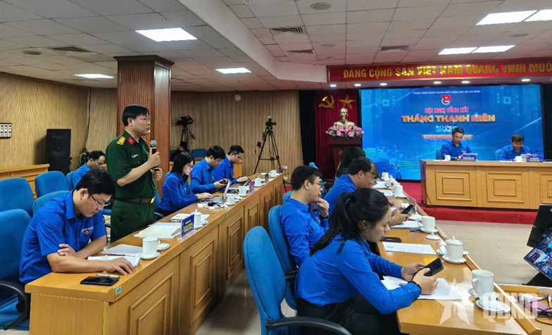 Thượng tá Nguyễn Văn Ninh, Phó trưởng ban Thanh niên Quân đội phát biểu tại hội nghị tổng kết