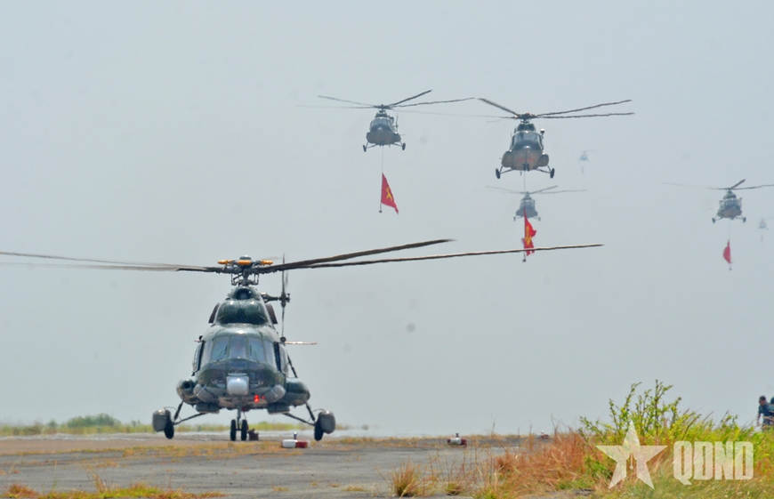 Trực thăng hợp luyện bay treo cờ