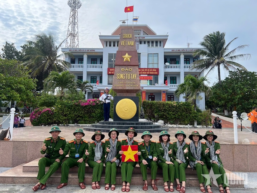 Giữa mênh mông biển trời Tổ quốc