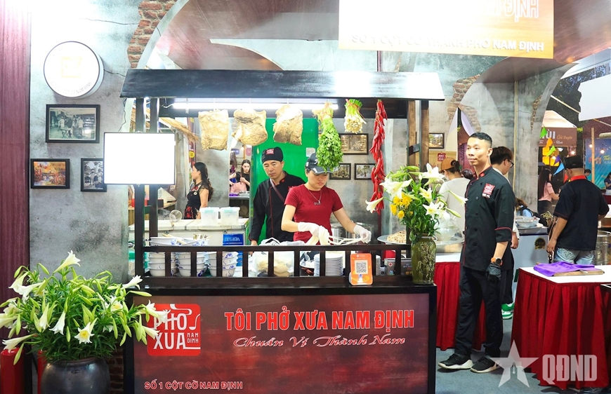 Khách quốc tế trầm trồ thưởng thức di sản Phở Việt