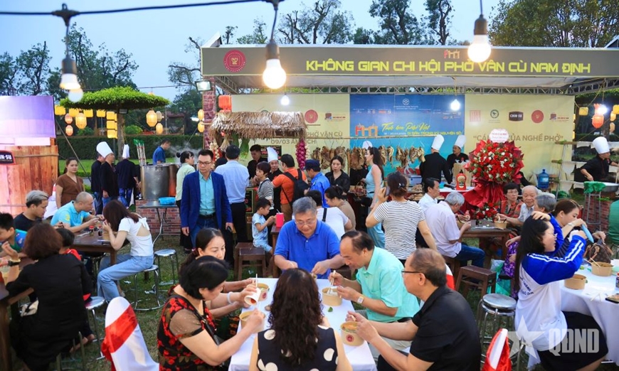 Khách quốc tế trầm trồ thưởng thức di sản Phở Việt