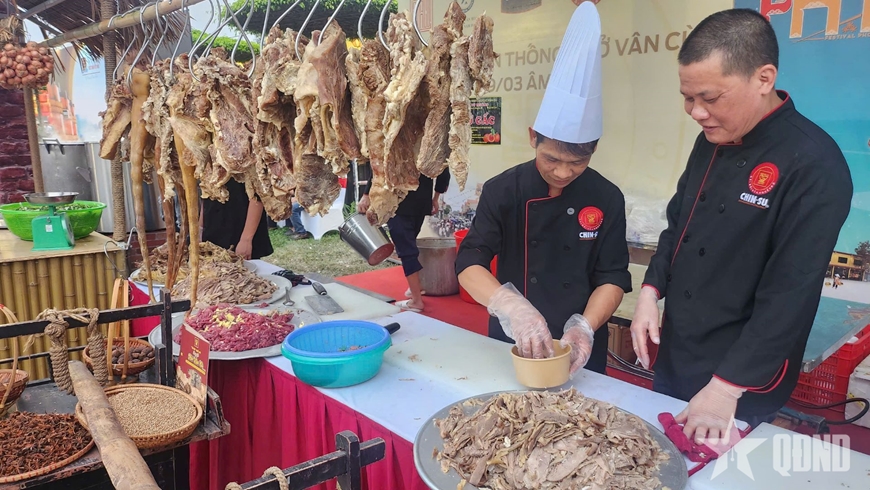Khách quốc tế trầm trồ thưởng thức di sản Phở Việt