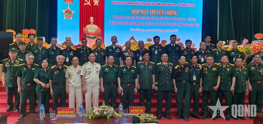  Các đại biểu chụp ảnh lưu niệm tại buổi họp mặt.