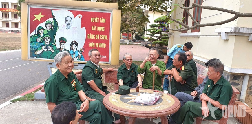  Các cựu chiến binh say sưa kể chuyện chiến đấu.