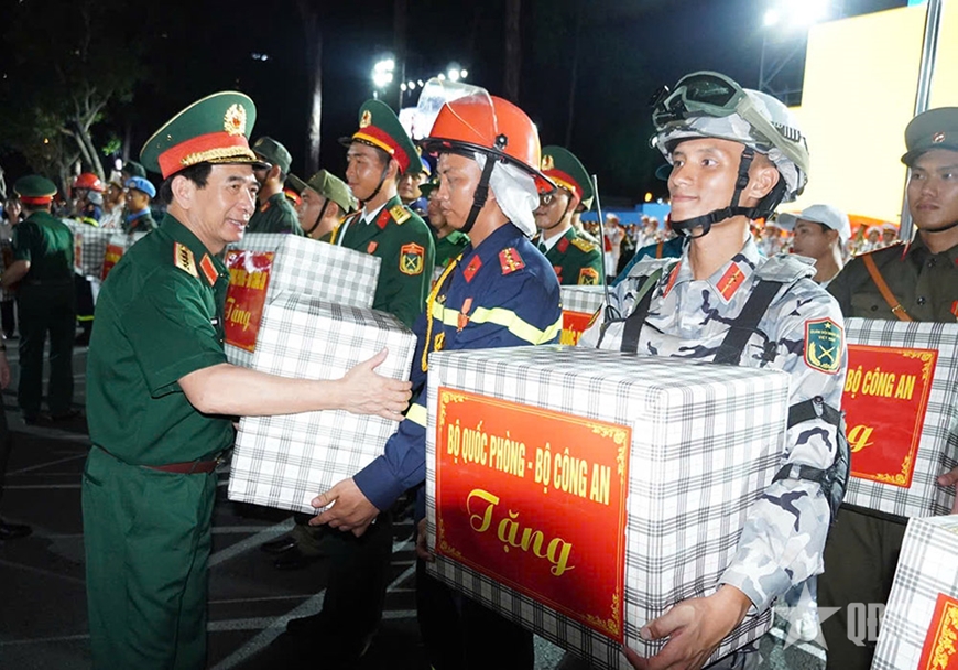 Đại tướng Phan Văn Giang tặng quà lực lượng luyện tập diễu binh, diễu hành. 