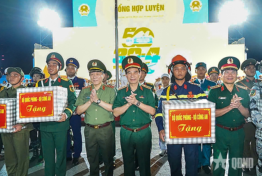 Lãnh đạo Bộ Quốc phòng và Bộ Công an tặng quà động viên lực lượng luyện tập diễu binh, diễu hành. 