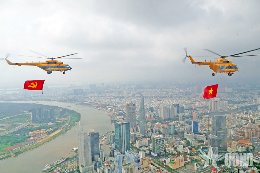 Trực thăng hợp luyện bay treo cờ
