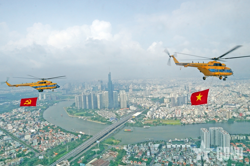 Trực thăng hợp luyện bay treo cờ
