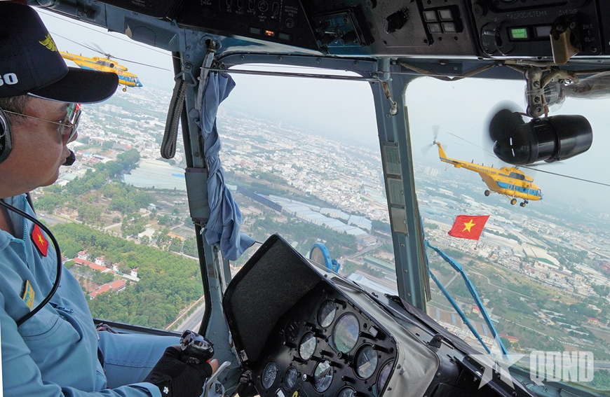 Trực thăng hợp luyện bay treo cờ