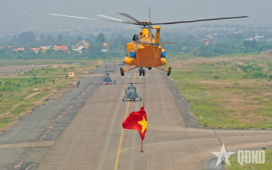 Trực thăng hợp luyện bay treo cờ