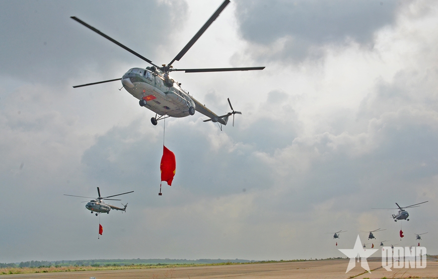 Trực thăng hợp luyện bay treo cờ