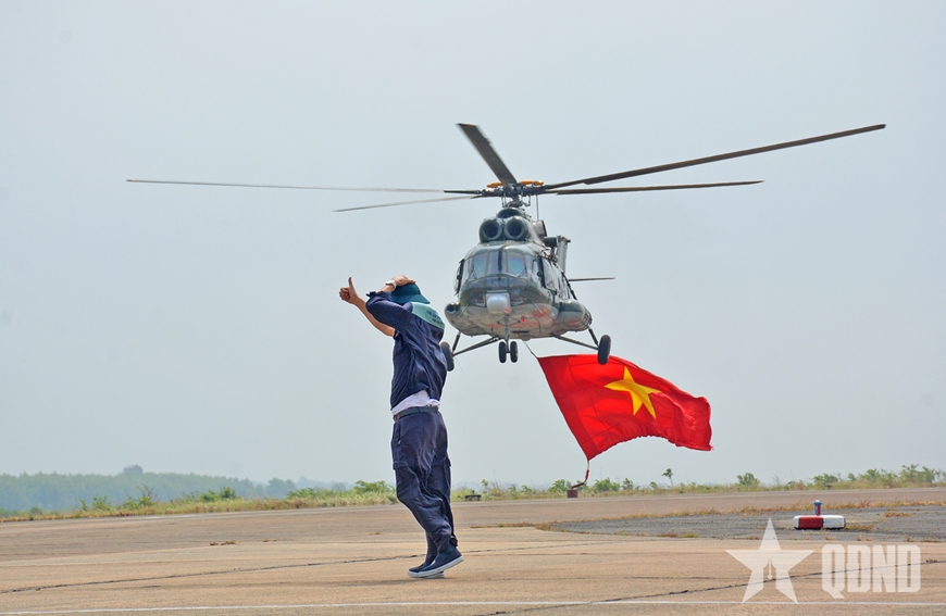 Trực thăng hợp luyện bay treo cờ