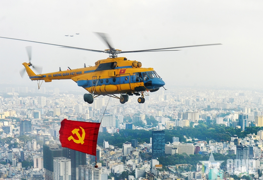 Trực thăng hợp luyện bay treo cờ