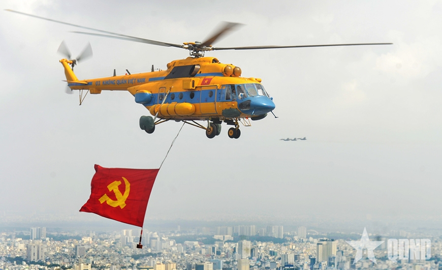 Trực thăng hợp luyện bay treo cờ