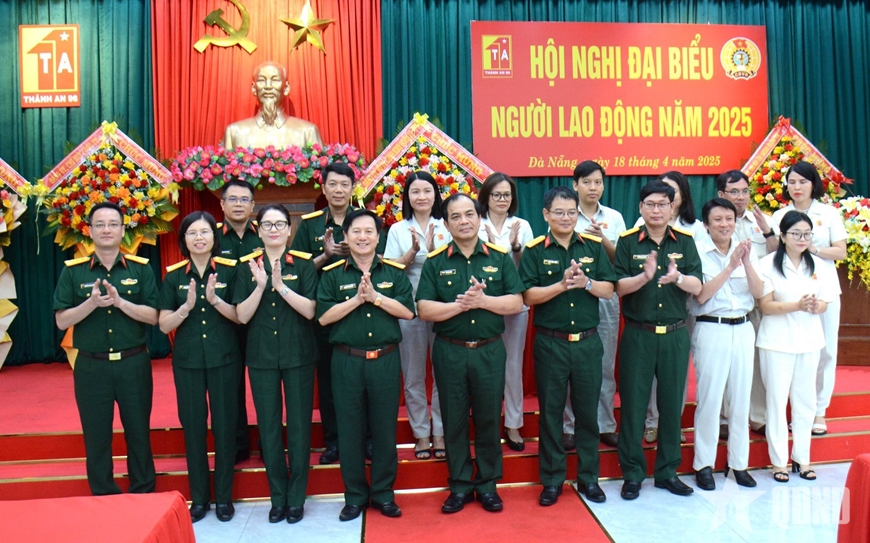 Lãnh đạo Binh đoàn 11, Công ty Cổ phần Xây lắp Thành An 96 và chỉ huy các cơ quan, đơn vị chụp ảnh chung. 