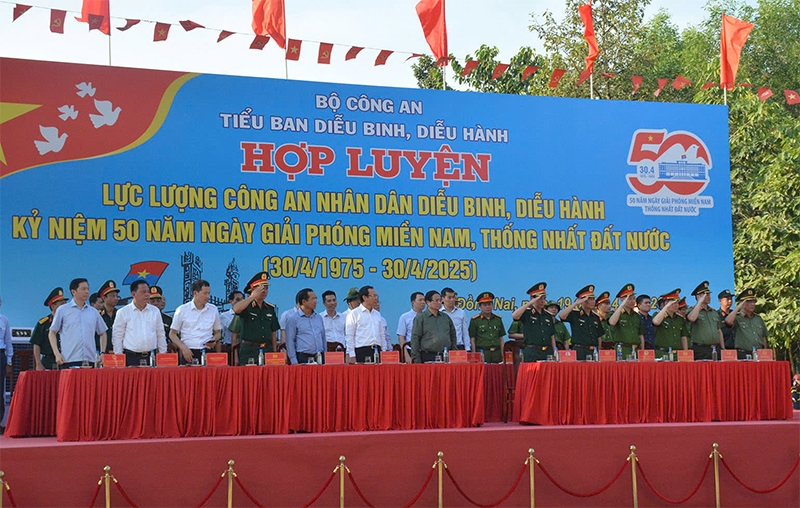 Thủ tướng Phạm Minh Chính động viên các lực lượng tham gia diễu binh, diễu hành