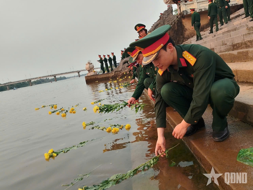  Thả hoa trên sông Thạch Hãn.