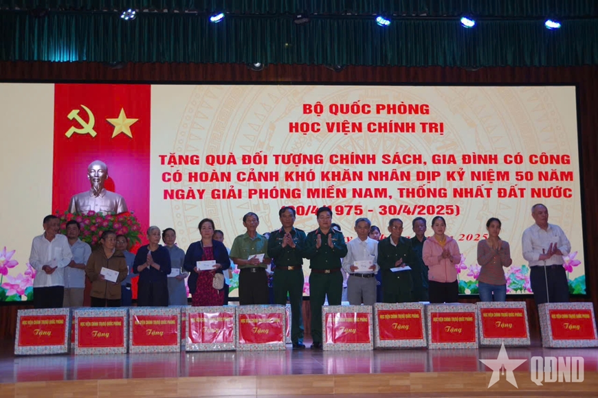 Trao những món quà trị ân tặng các gia đình chính sách, người có công trên địa bàn tỉnh Quảng Trị