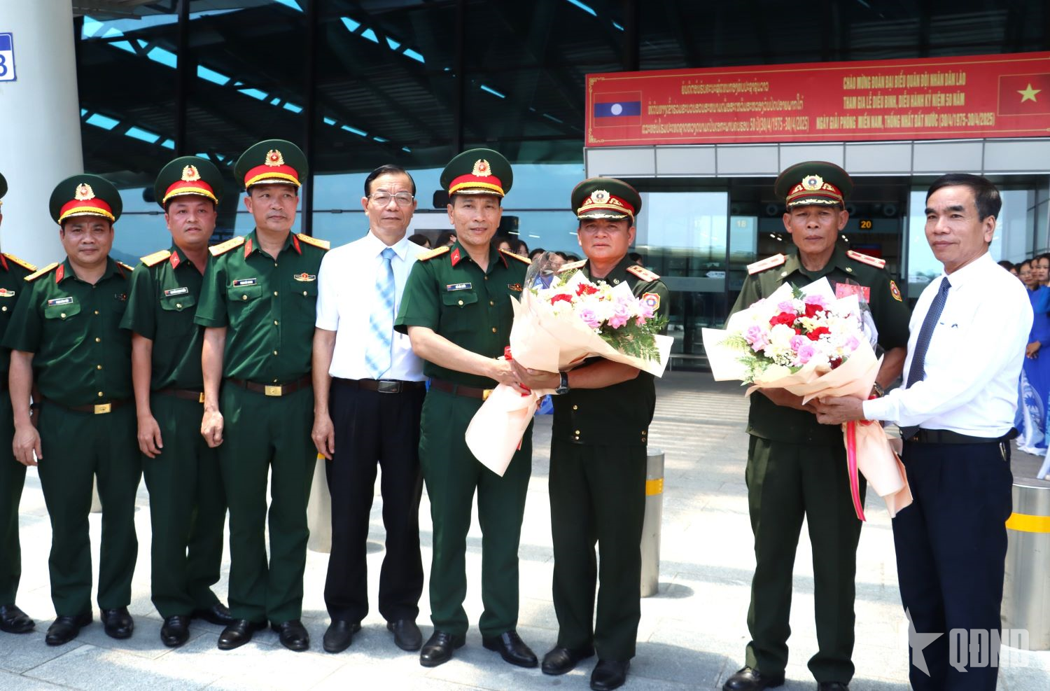 Đón, động viên lực lượng Quân đội nhân dân Lào sang Việt Nam tham gia diễu binh, diễu hành

