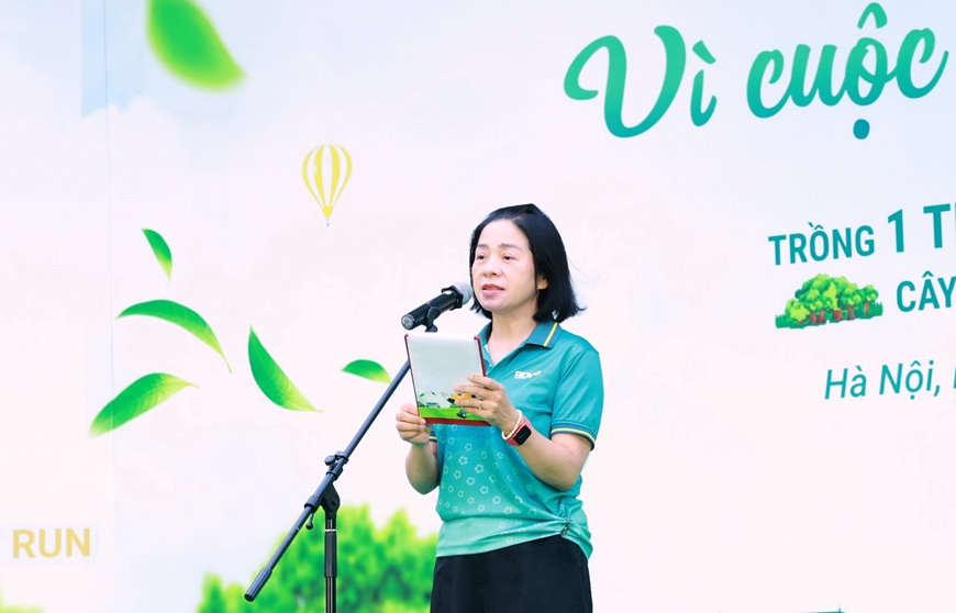 Bà Vũ Thị Nga, Phó chủ tịch Thường trực Công đoàn BIDV phát biểu tại Lễ phát động chương trình “BIDV RUN - Vì cuộc sống Xanh” năm 2025. Ảnh: VĂN HẢI