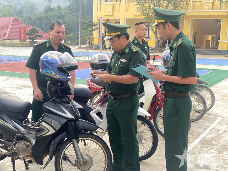 Đại diện Ban chỉ huy Đồn Biên phòng Tam Hợp kiểm tra đột xuất việc chấp hành giao thông trước khi tổ công tác xuống địa bàn thực hiện nhiệm vụ. 