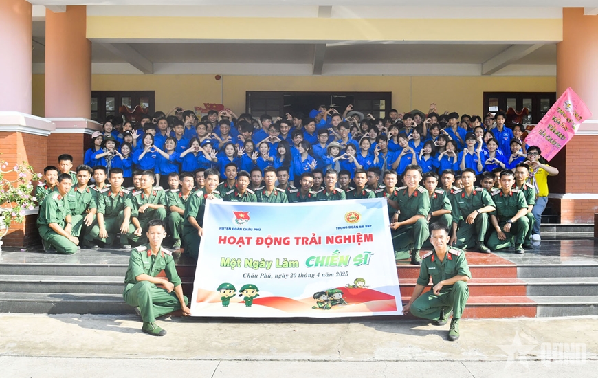 An Giang: Sôi nổi hoạt động “Một ngày làm chiến sĩ” An Giang: Sôi nổi hoạt động “Một ngày làm chiến sĩ”