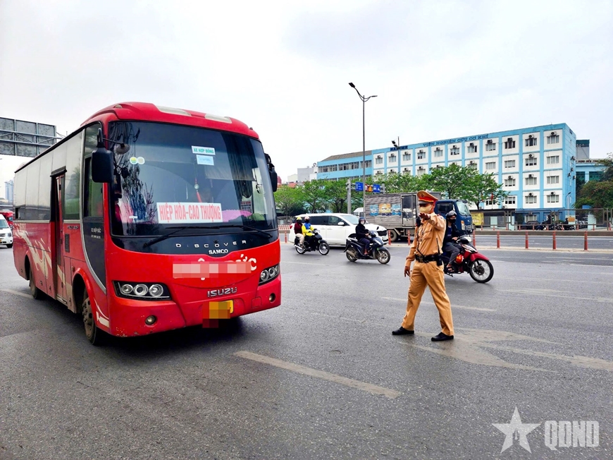 Hà Nội: Xử phạt hàng loạt xe khách quanh khu vực bến xe Mỹ Đình