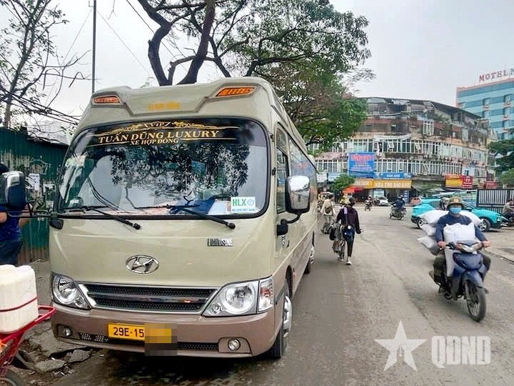 Xe khách 29 chỗ dừng xe sai quy định bị lực lượng chức năng phát hiện, xử lý. 