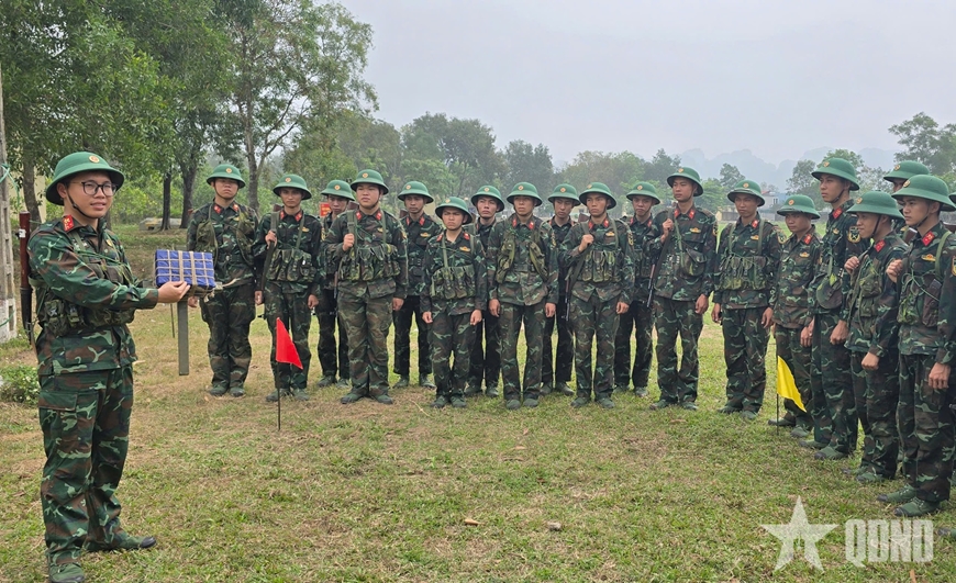 Thượng úy Phạm Hoàng Lâm giới thiệu nội dung gói buộc lượng nổ.