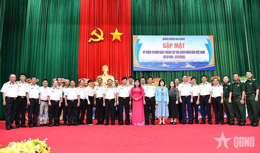 Các đại biểu chụp ảnh lưu niệm. 