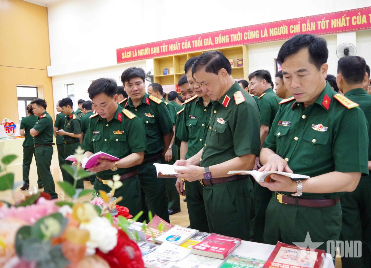 Quân khu 2 khai mạc triển lãm sách, báo chào mừng kỷ niệm 50 năm Ngày giải phóng miền Nam, thống nhất đất nước