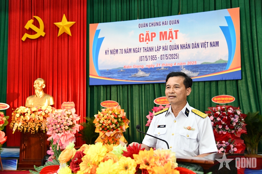 Đại tá Lê Văn Hưởng phát biểu.