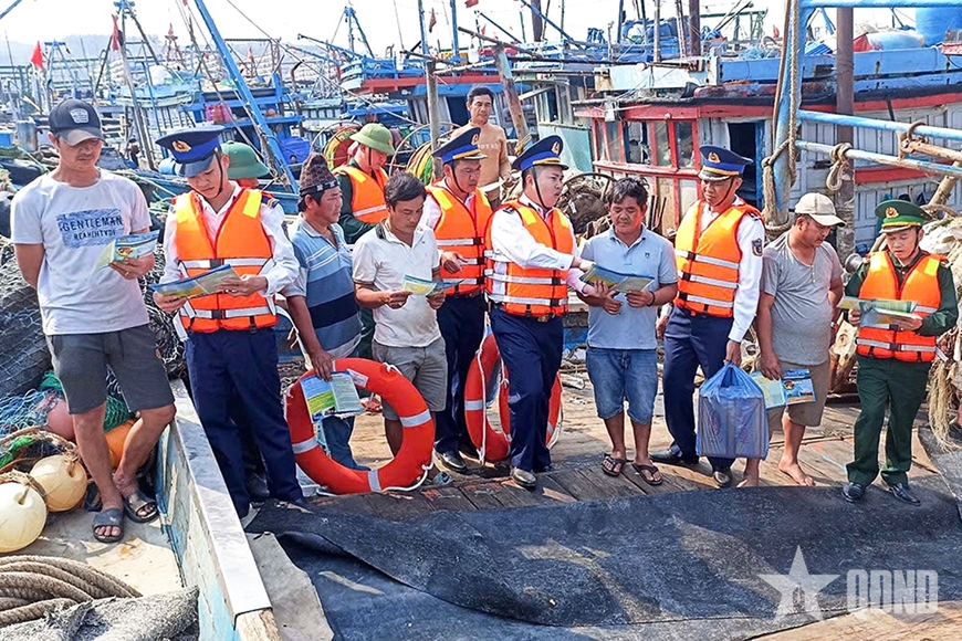Cảnh sát biển Việt Nam: Phối hợp chặt chẽ, giúp dân vượt khó