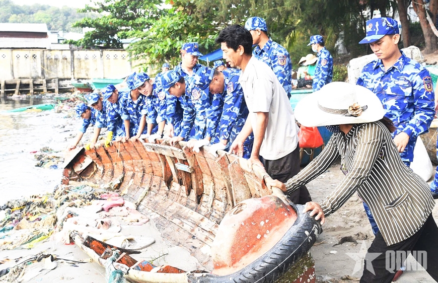Cảnh sát biển Việt Nam: Phối hợp chặt chẽ, giúp dân vượt khó