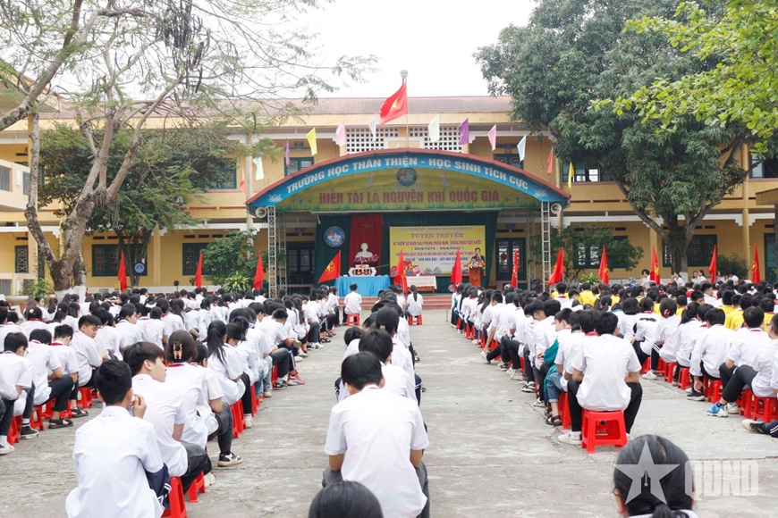 Cục Chính trị Quân khu 1 và Trường THCS Chùa Hang II: Tuyên truyền kỷ niệm 50 năm Ngày giải phóng miền Nam, thống nhất đất nước