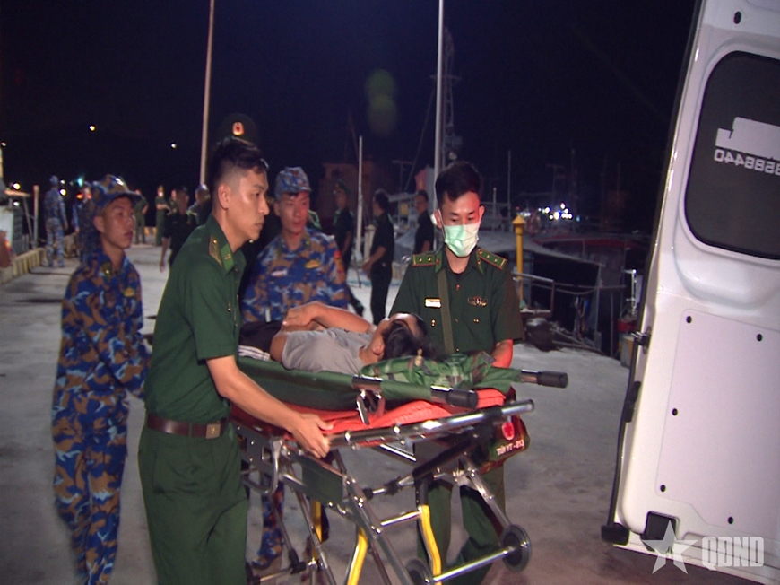Hải đoàn 48 cấp cứu ngư dân gặp nạn trên biển
