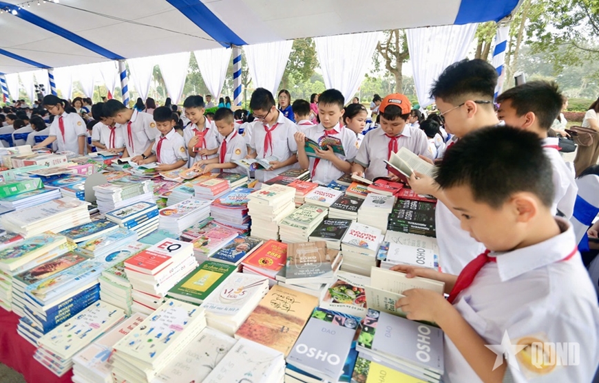 Các cháu học sinh thích thú với nhiều loại sách được trưng bày tại buổi lễ.