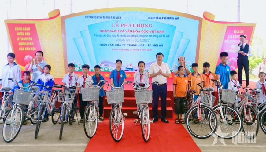 Các đơn vị tài trợ trao xe đạp tặng học sinh vượt khó.
