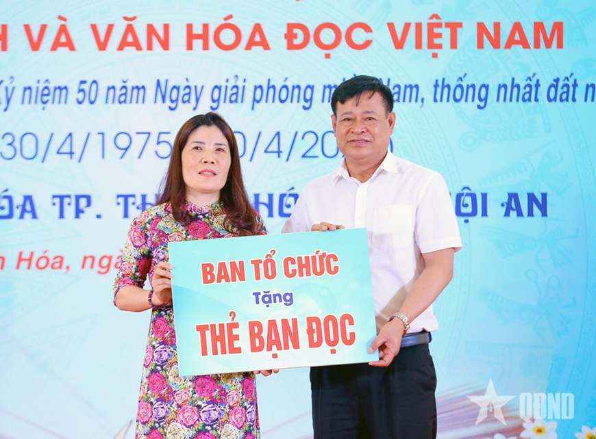 Thư viện tỉnh Thanh Hóa trao tặng thẻ bạn đọc miễn phí cho học sinh Trường THCS Cù Chính Lan.