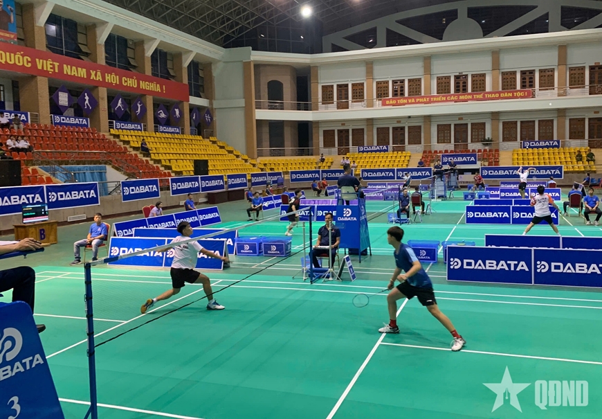 Các vận động viên thi đấu ngay sau lễ khai mạc.