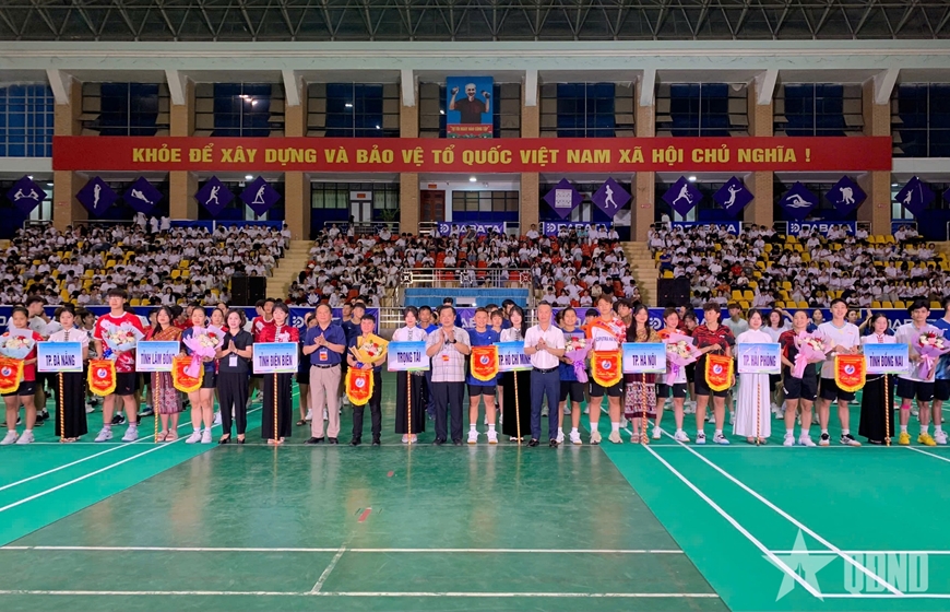 Ban tổ chức trao hoa, cờ lưu niệm tặng các đội.