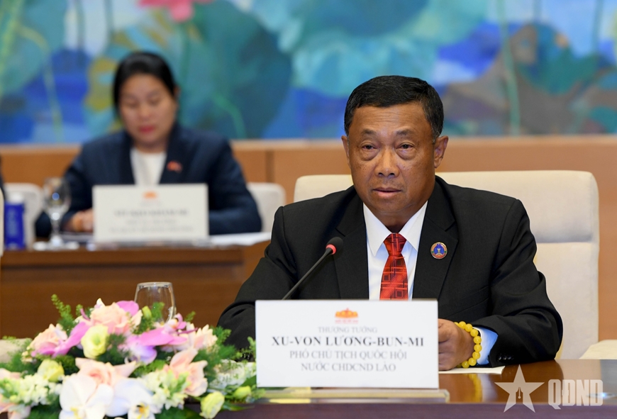 Phó chủ tịch Quốc hội Lào Suvon Luongbunmi phát biểu tại cuộc tiếp. Ảnh: LÂM HIỂN