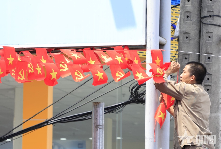 Đà Lạt rực rỡ cờ hoa