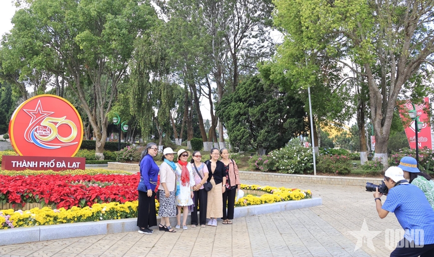 Đà Lạt rực rỡ cờ hoa