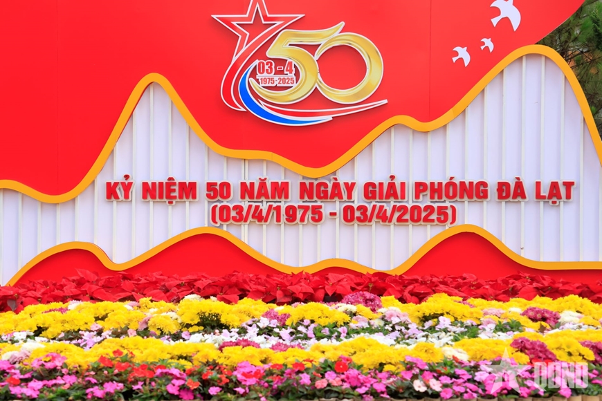 Đà Lạt rực rỡ cờ hoa